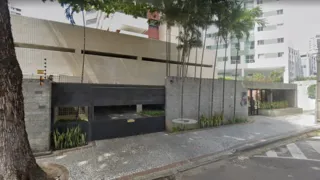Imagem ilustrativa da imagem Homem invade prédio com carro e dispara 20 vezes contra porta de ex-companheira