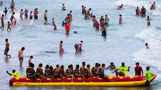 Imagem ilustrativa da imagem Homem morre após cair de banana boat em Santa Catarina