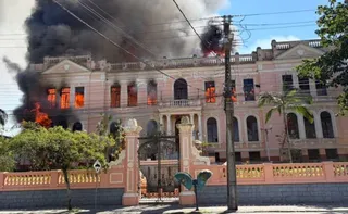 Imagem ilustrativa da imagem Incêndio atinge prédio histórico de instituto de educação no Paraná; veja imagens