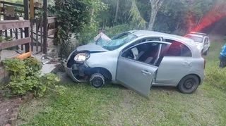 Imagem ilustrativa da imagem Médico atropela seis pessoas, joga carro contra casa do irmão e tenta matá-lo com pedaço de pau