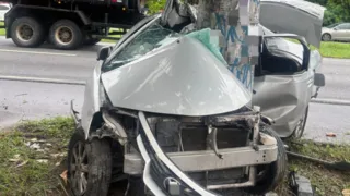 Imagem ilustrativa da imagem Motorista morre após bater contra poste na BR-101, no Recife