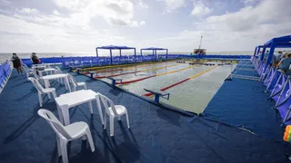 Imagem ilustrativa da imagem Piscina flutua no mar e transforma Goiana em arena de natação neste fim de semana
