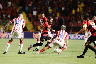 Imagem ilustrativa da imagem Sport e Náutico empatam em clássico eletrizante. Decisão do Pernambucano promete