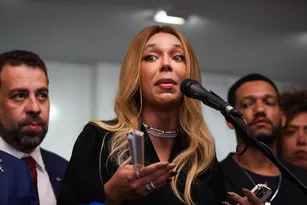 Imagem ilustrativa da imagem Tribunal tranca ação de Erika Hilton contra ativista que disse que ‘trans não são mulheres’; entenda