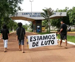 Imagem ilustrativa da imagem Universidade decreta luto oficial após professor esquecer filho em carro e criança de 3 anos falecer