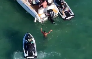 Imagem ilustrativa da imagem Vídeo: traficante foragido do CV pula no mar, mas é preso em lancha em Cabo Frio