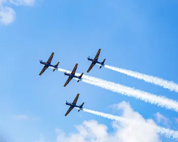 Imagem ilustrativa da imagem Esquadrilha da Fumaça colore o céu do Recife em celebração aos 489 anos da capital