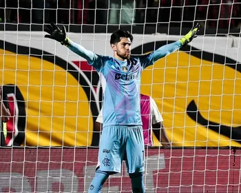 Imagem ilustrativa da imagem Flamengo vence Vitória com pênalti defendido por Rossi e gols fatais