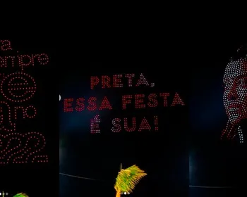 Imagem ilustrativa da imagem Preta Gil ganha homenagem com show de drones em carnaval de Salvador; veja vídeo