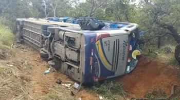 Imagem ilustrativa da imagem Acidente com ônibus que ia de São Paulo para Pernambuco deixa ao menos dois mortos