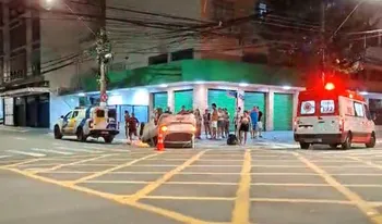 Imagem ilustrativa da imagem Acidente deixa três feridos e um carro capotado no Centro de Vitória