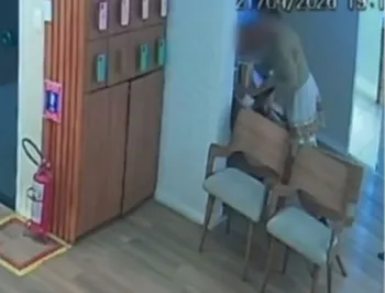 Imagem ilustrativa da imagem Cliente é flagrada furtando celulares em uma loja no Centro do Recife