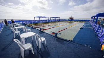 Imagem ilustrativa da imagem Piscina flutua no mar e transforma Goiana em arena de natação neste fim de semana