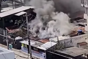 Imagem ilustrativa da imagem VÍDEO: Incêndio atinge estabelecimento comercial em Candeias e mobiliza Bombeiros