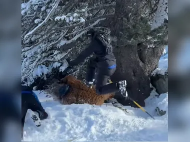 A vítima, 41, foi atingida por uma faca no olho direito quando tentava fugir
