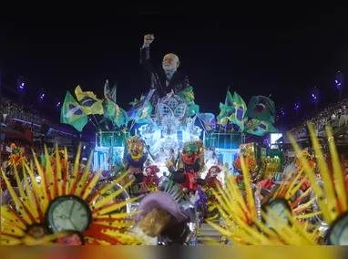 Imagem ilustrativa da imagem Carnaval do RJ: 1ª noite de desfiles tem homenagem a Lula, Ney Matogrosso e tradições afro-indígenas