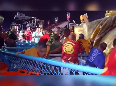 Imagem ilustrativa da imagem Carro alegórico da União de Maricá pega fogo na Sapucaí e deixa quatro feridos