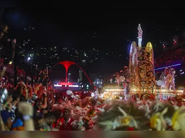 Um playground de madeira desabou na tarde de terça-feira, 17, em cima de um grupo de cinco crianças