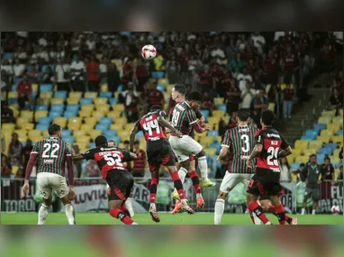 Rossi comemora o título do Campeonato Carioca abraçado com os zagueiros Léo Ortiz e Léo Pereira