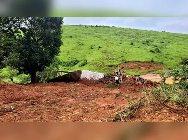 Imagem ilustrativa da imagem Família morre soterrada após deslizamento de terra atingir casa em MG