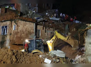 Imagem ilustrativa da imagem Governo de MG faz apelo para famílias deixarem áreas de encostas: ‘Risco geológico é muito grave’