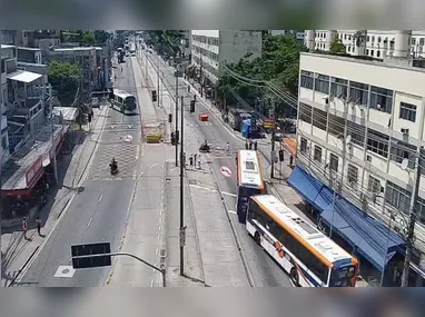 Imagem ilustrativa da imagem Manifestantes usam 4 ônibus para bloquear via no Rio em protesto contra operação policial