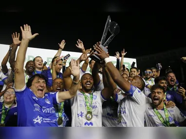 Lucas Silva tem 18 anos e 2,03m de altura. Ele forma dupla com Juca