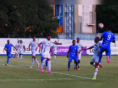 Jogadores do Vitória celebram gol marcado por João Paulo contra o Porto Vitória