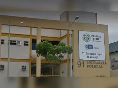 Embarcação encalhou após realizar manobra