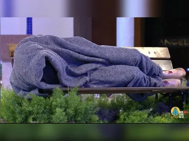 Os moradores da casa atingida deixaram o local em segurança, e o incêndio provocado pela queda do avião