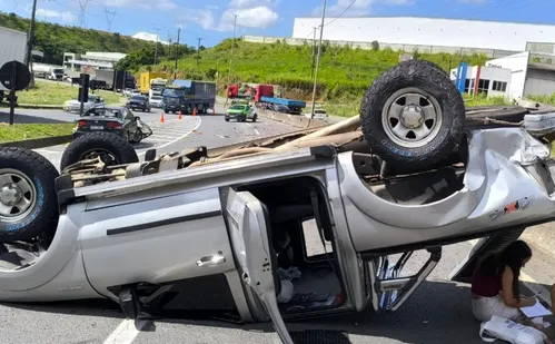 
          Imagem ilustrativa da imagem Acidente com capotamento interdita trecho da BR-101, em Viana
          
