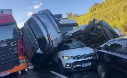 
          Imagem ilustrativa da imagem Acidente com dez veículos interdita rodovia no Sul do ES
          