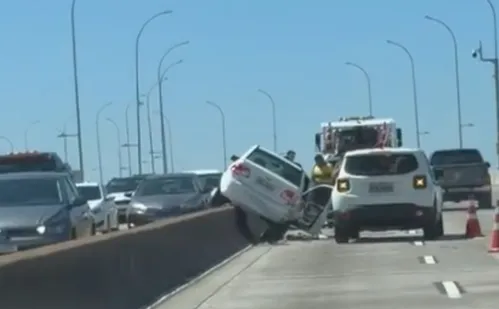 
          Imagem ilustrativa da imagem Acidente com veículo fecha uma faixa da Terceira Ponte no sentido Vitória
          