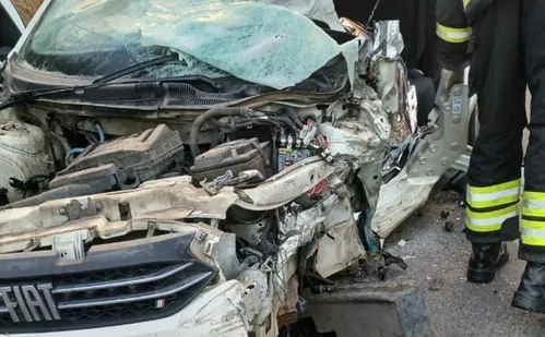 
          Imagem ilustrativa da imagem Acidente entre van e carro deixa um morto e sete feridos na BR-101 em Aracruz
          