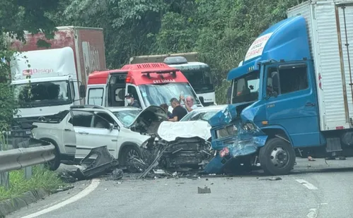 
          Imagem ilustrativa da imagem Acidente grave com três veículos deixa motorista preso às ferragens na BR-262
          