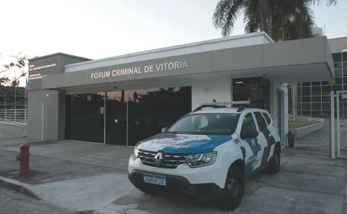 
          Imagem ilustrativa da imagem Acusada de envenenar médico é interrogada pela Justiça em Vitória
          