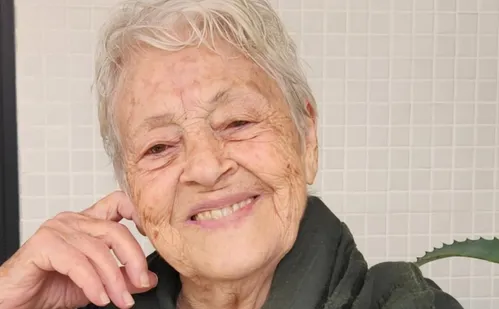 
          Imagem ilustrativa da imagem Adélia Prado recebe alta após três semanas hospitalizada
          