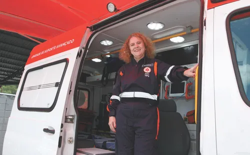 
          Imagem ilustrativa da imagem Alegrias e desafios da médica mais antiga do Samu: “O choro às vezes é inevitável”
          