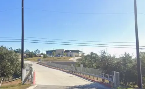 
          Imagem ilustrativa da imagem Aluno de 15 anos atira em professora e é achado morto em escola nos EUA
          