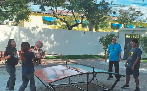 
          Imagem ilustrativa da imagem Alunos melhoraram notas após proibição de celular, dizem escolas
          