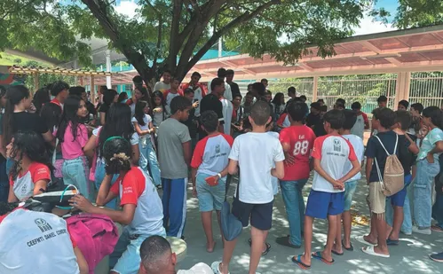 
          Imagem ilustrativa da imagem Alunos melhoraram notas após proibição de celular, dizem escolas
          