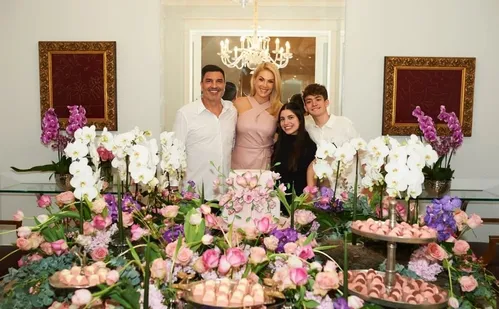 
          Imagem ilustrativa da imagem Ana Hickmann celebra 45 anos em festa intimista organizada por Edu Guedes
          