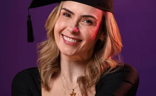 
          Imagem ilustrativa da imagem Ana Paula Renault confirma favoritismo e vence o BBB 26
          