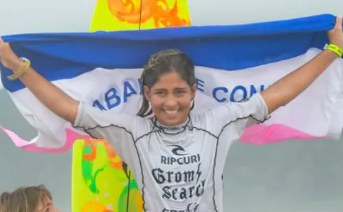 
          Imagem ilustrativa da imagem Aos 13 anos, surfista capixaba desafia ondas gigantes em Nazaré
          