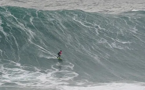 
          Imagem ilustrativa da imagem Aos 13 anos, surfista capixaba desafia ondas gigantes em Nazaré
          