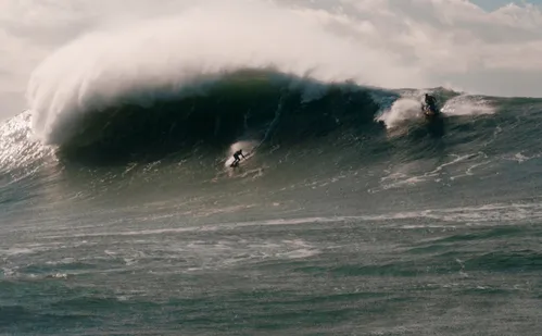
          Imagem ilustrativa da imagem Aos 13 anos, surfista capixaba desafia ondas gigantes em Nazaré
          
