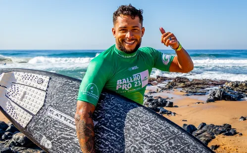 
          Imagem ilustrativa da imagem Aos 13 anos, surfista capixaba desafia ondas gigantes em Nazaré
          