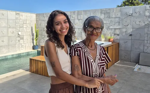 
          Imagem ilustrativa da imagem Aos 94 anos, Dona Lilia faz a primeira tatuagem: "Uma injeção dói muito mais"
          