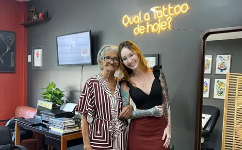 
          Imagem ilustrativa da imagem Aos 94 anos, Dona Lilia faz a primeira tatuagem: "Uma injeção dói muito mais"
          