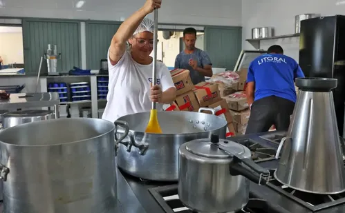 
          Imagem ilustrativa da imagem Após 3 anos, governo Lula reajusta valores para alimentação escolar pela inflação
          